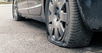 Auto s defektom na ceste.