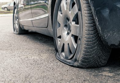 Auto s defektom na ceste.