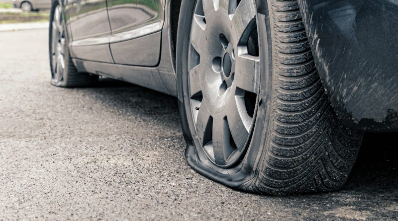 Auto s defektom na ceste.