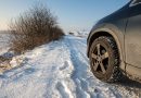 Lacné zimné pneumatiky: Najlepšie modely za super cenu Auto v zasneženej krajina na zimných pneumatikách.