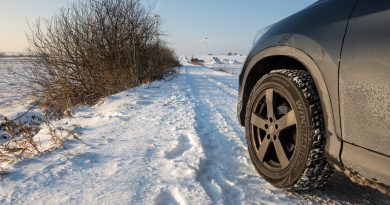 Auto v zasneženej krajina na zimných pneumatikách.