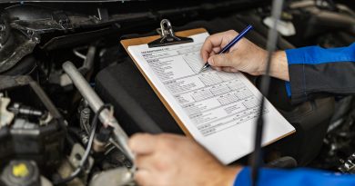 Mechanik zapisujúci údaje vozidla pri STK.