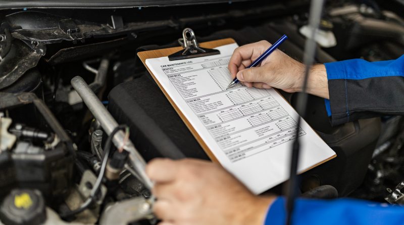 Mechanik zapisujúci údaje vozidla pri STK.