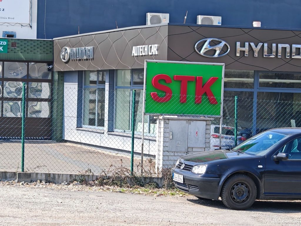 Pobočka STK s motorovým vozidlom.