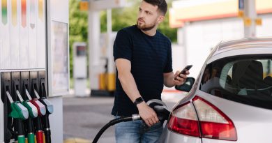 Muž tankujúci palivo na čerpacej stanici do auta.