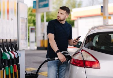 Muž tankujúci palivo na čerpacej stanici do auta.