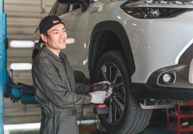 Automechanik opravujúci koleso auta.