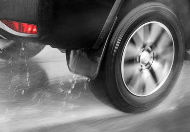 Ako sa mení priľnavosť pneumatík a čo ju ovplyvňuje? Auto idúce v daždi.