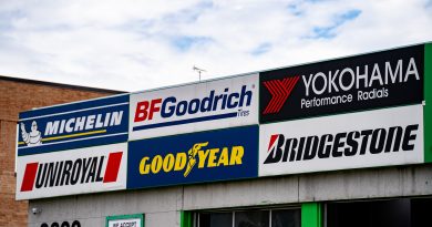 Najlepšie značky pneumatík: Ktoré ponúkajú ideálny pomer ceny a kvality? Budova s bilbordami značiek pneumatik.