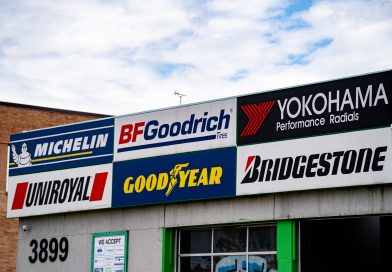 Najlepšie značky pneumatík: Ktoré ponúkajú ideálny pomer ceny a kvality? Budova s bilbordami značiek pneumatik.