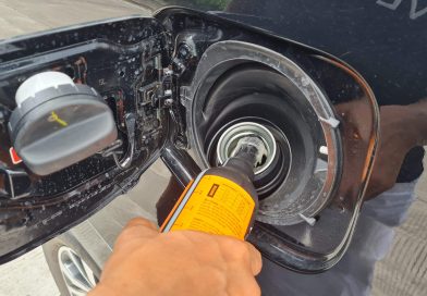 Mechanik nalieva aditívum do paliva osobného auta.