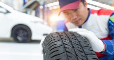 Mechanik kontrolujúci taiwanské pneumatiky nankang.