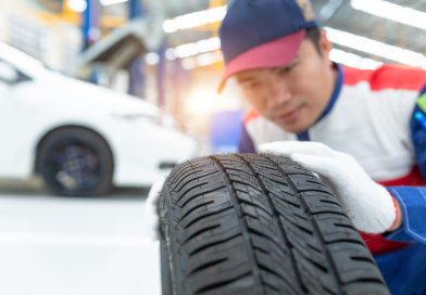 Mechanik kontrolujúci taiwanské pneumatiky nankang.