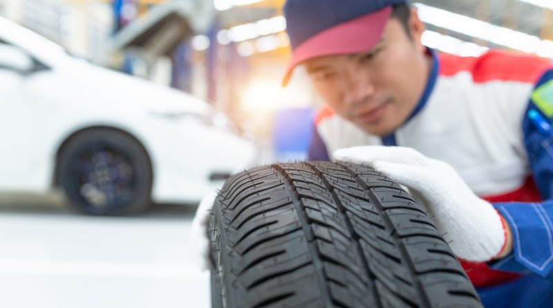 Mechanik kontrolujúci taiwanské pneumatiky nankang.