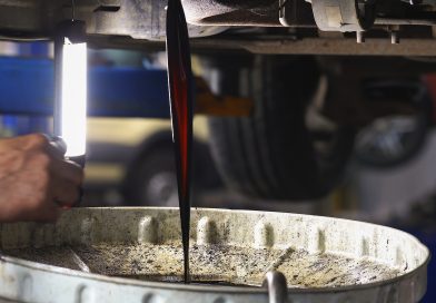 Mechanik meniaci v servise motorový olej v aute