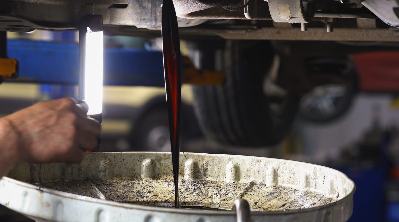 Mechanik meniaci v servise motorový olej v aute