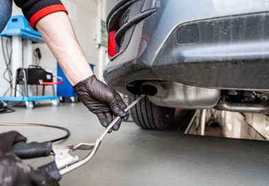 Mechanik kontroluje emisie auta.